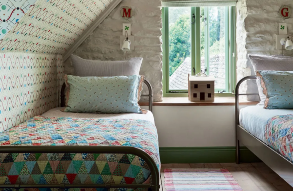 Kamar remaja dengan jendela lengkung khas Eropa yang menambahkan daya tarik arsitektur